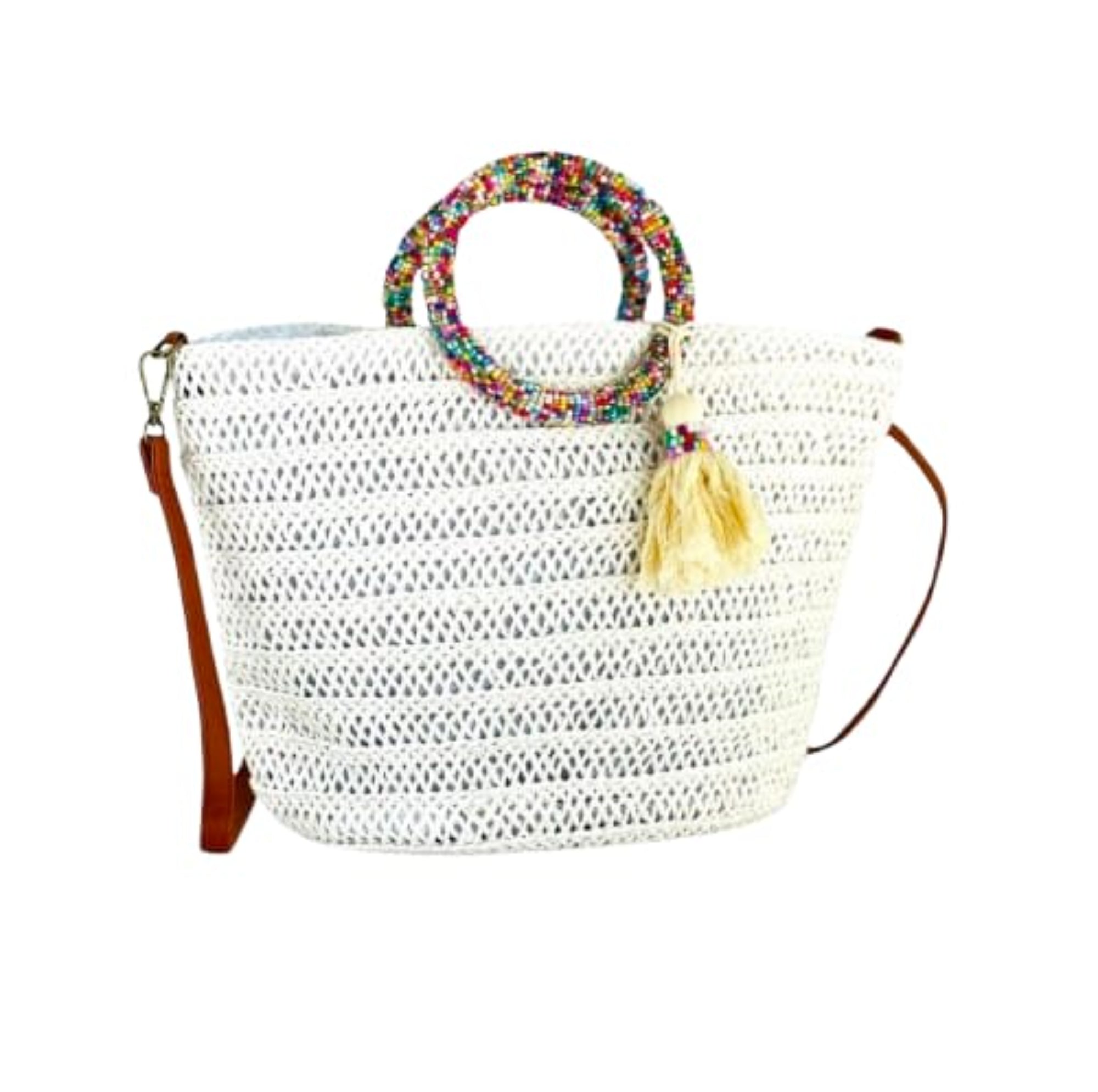 “El Clásico Atemporal: Rafia Blanca con Estilo Boho Chic”