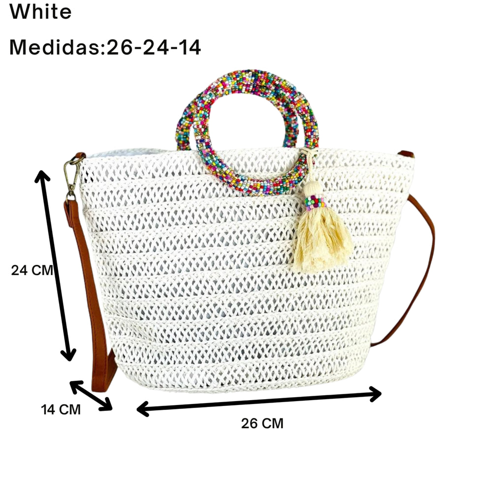 “El Clásico Atemporal: Rafia Blanca con Estilo Boho Chic”