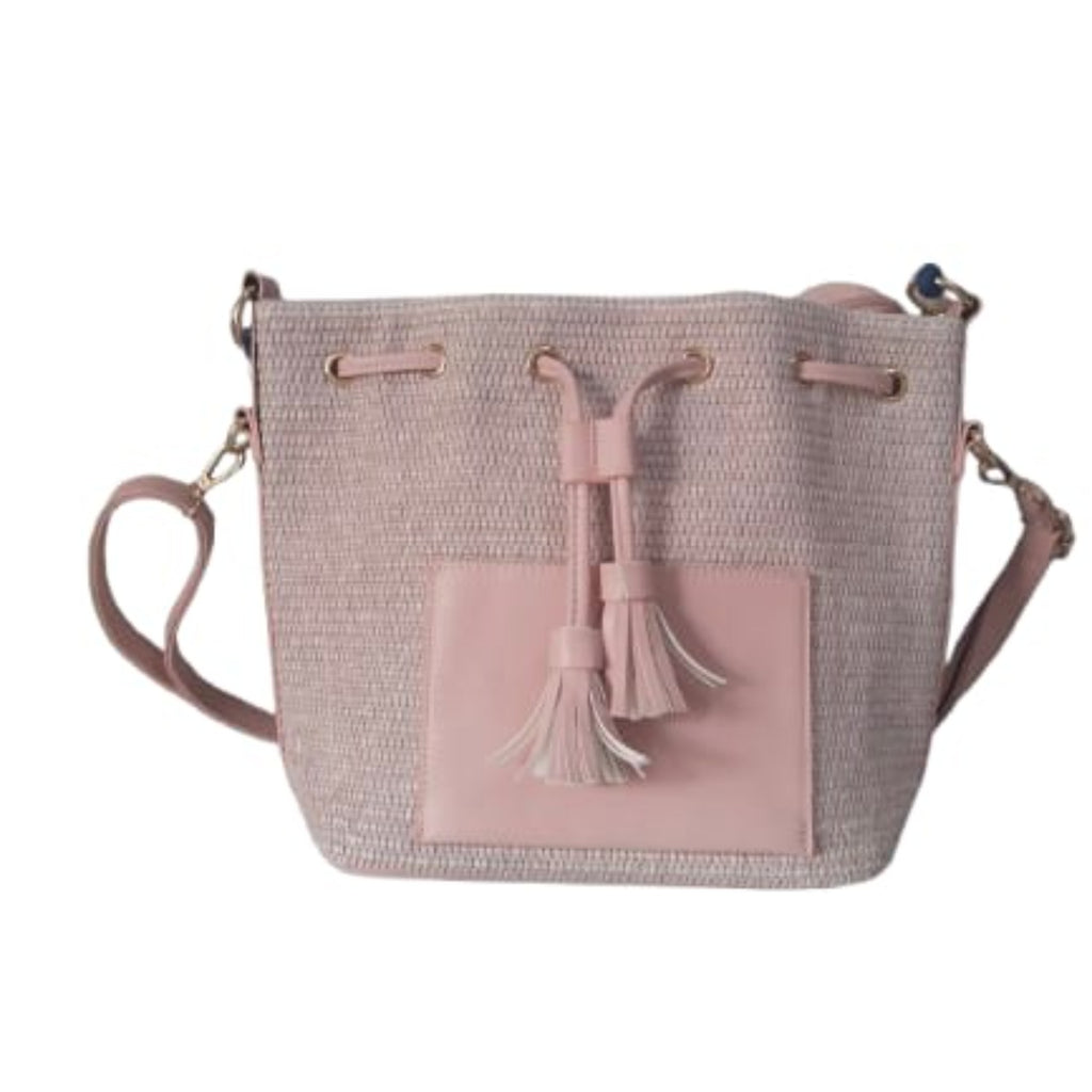 Precioso bolso bandolera en color rosa empolvado, perfecto para complementar cualquier look y ocasión.