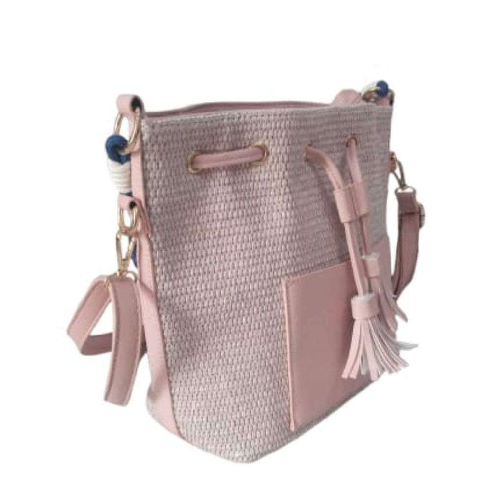 Precioso bolso bandolera en color rosa empolvado, perfecto para complementar cualquier look y ocasión.